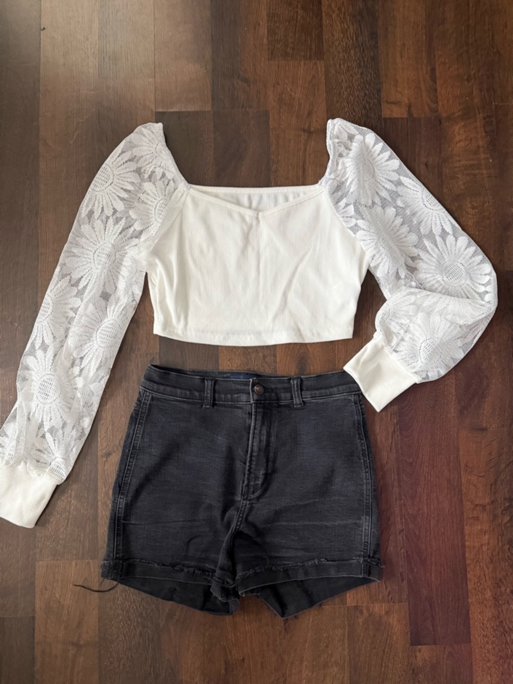 Hollister Ultra High Rise Short 3” & Lace Top Bundle